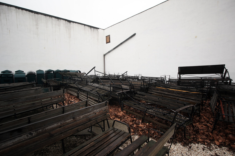 Illustration for article titled Inside the Ghostly Remains of Budapest's Condemned Amusement Park